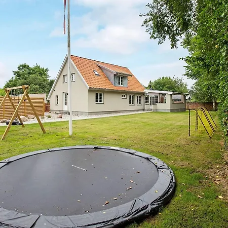 12 Person In Vaeggerlose *
